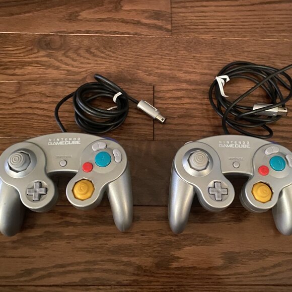 Nintendo GameCube Silver Bundle with Two Controllers Plus - Picture 4 of 5